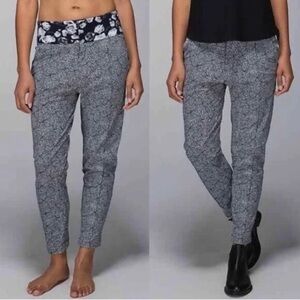 Lululemon Departure Joggers Trousers Pants Size 6 Black Floral Athletic Office